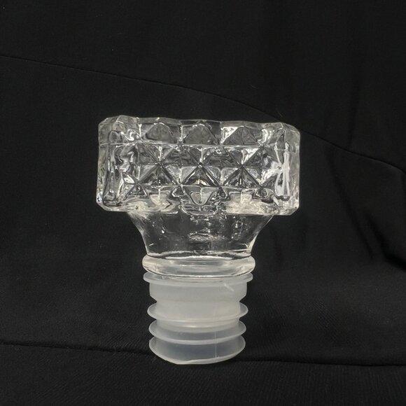 Luminarc‎ Clear Diamond Pattern Crystal Decanter and Square Stopper - 8.75" Tall - Picture 4 of 10